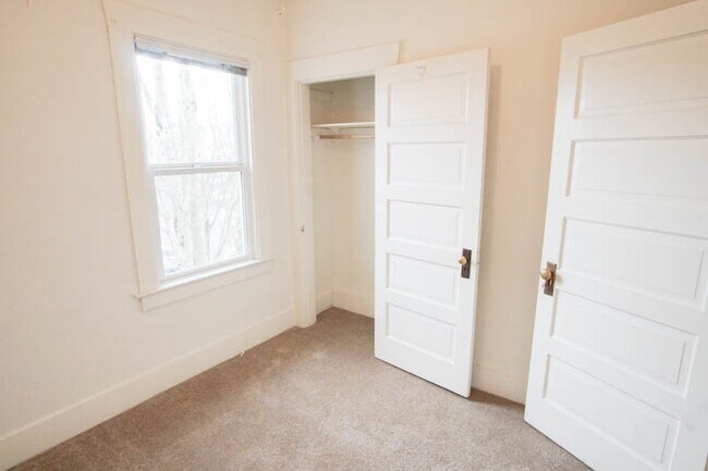 Building Photo - Lease this Beautiful Sullivan's Gulch Vint...