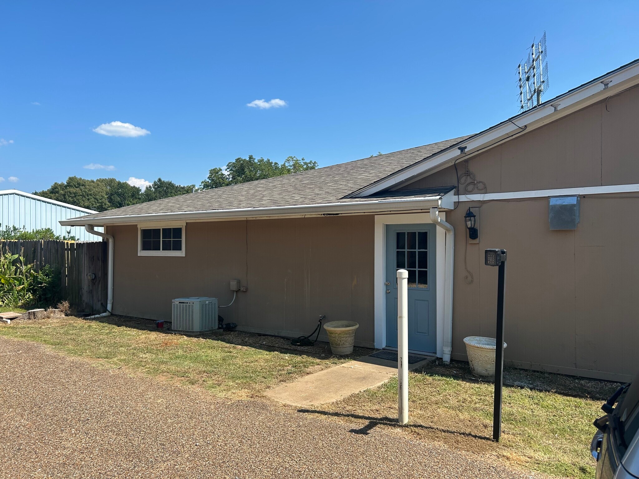 Key code entrance - 17140 FM 344 W