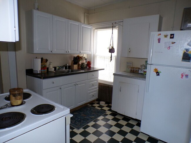 Building Photo - 205 Main St