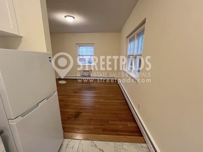 Building Photo - bedroom in Boston MA 02135