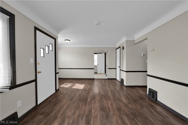 Building Photo - 15705 Maplewood Ave