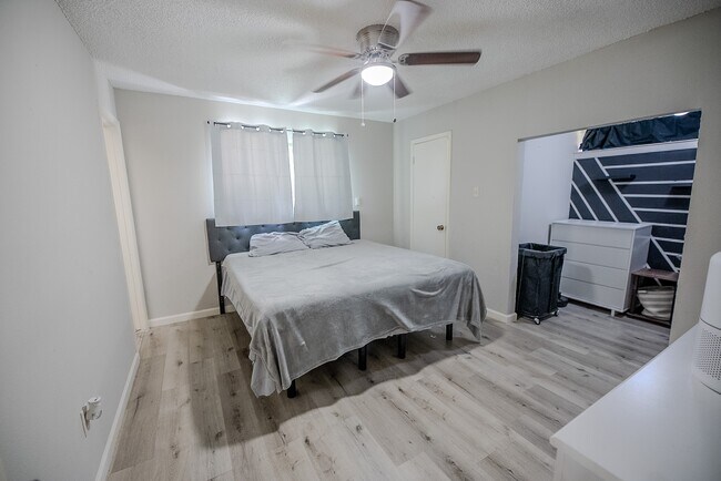 Building Photo - 4606 Meadowood Dr