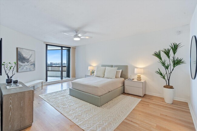 Building Photo - 100 Lakeshore Dr