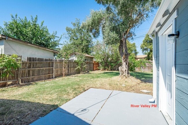 Building Photo - Adorable remodeled Cottage, 3+2, CHA, Garage, fenced yard, close to Christian Brothers High School