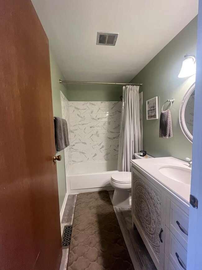 Building Photo - 3 bedroom Condo - Includes resident only c...