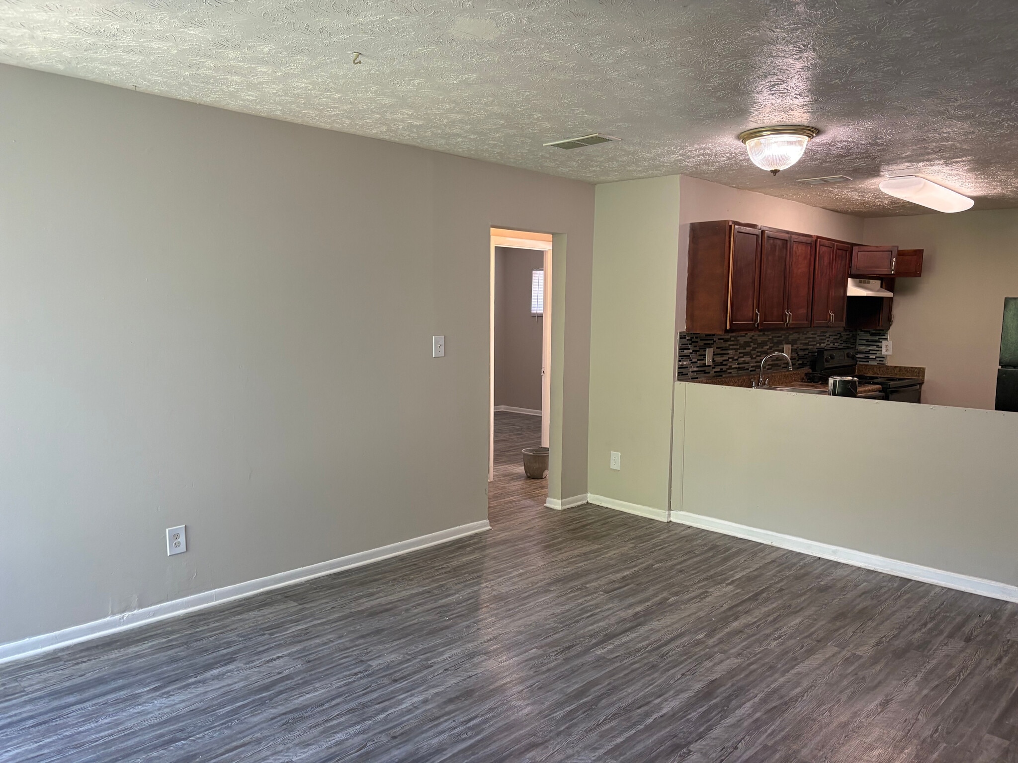 Building Photo - Room in Apartment on Stanton Rd SW