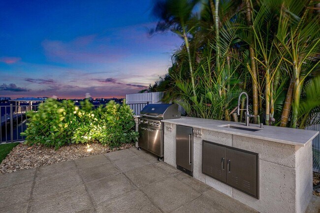 Building Photo - 1 18th Ave S