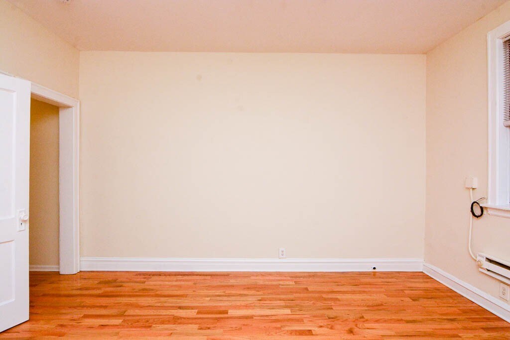 Building Photo - 544 W Wellington Ave