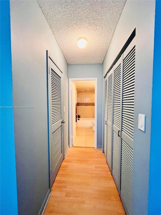 Building Photo - 2500 Parkview Dr