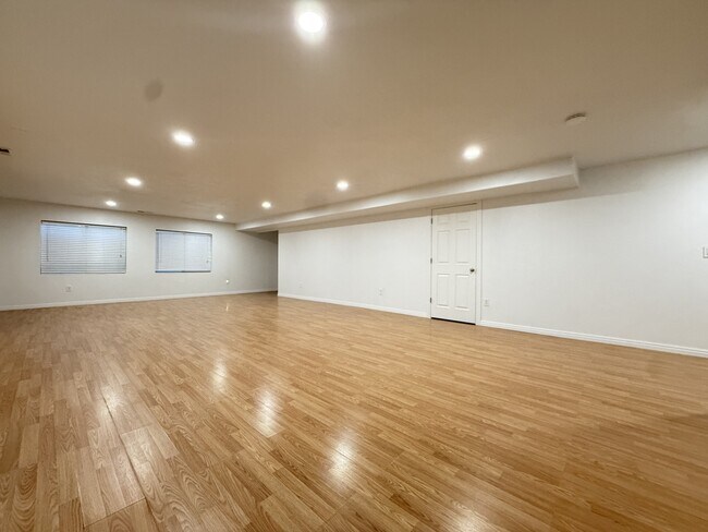 Building Photo - 6248 S High Bluff Dr