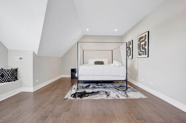 Building Photo - 3330 S Indiana Ave