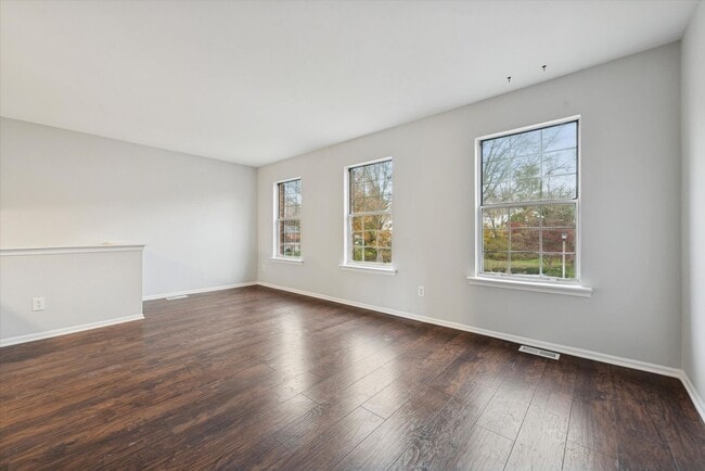 Building Photo - Available Now – Beautifully Updated 3 Bedr...