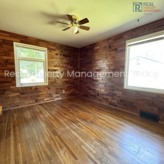 Building Photo - Charming 3 Bedroom Rambler!
