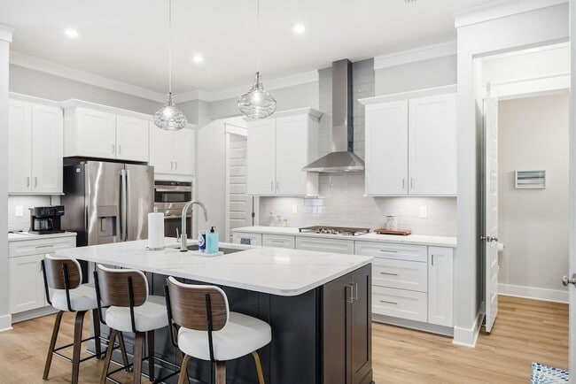 Building Photo - 323 Suwannee Dr