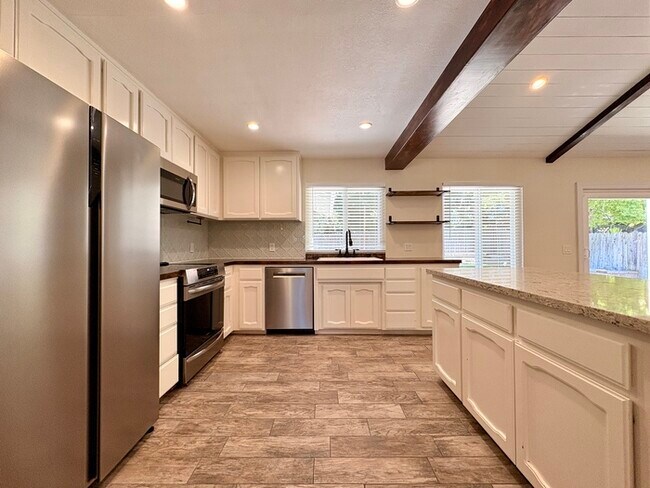 Building Photo - Beautiful 3 Bedroom, 2.5 Bathroom Fully Remodeled Home in Orangevale!