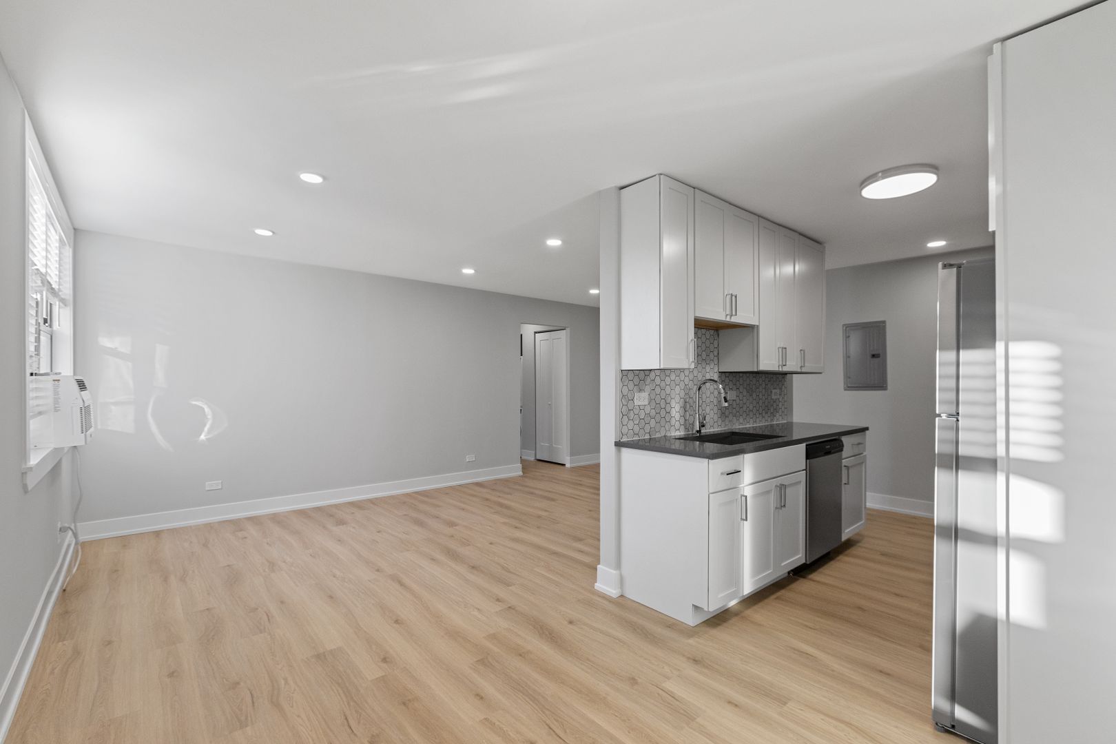 Building Photo - 531 W Aldine Ave