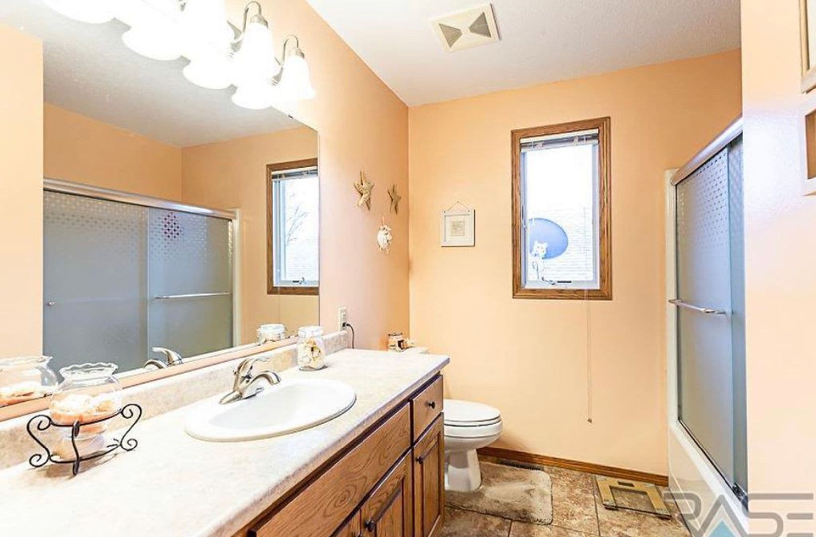 Building Photo - 2720 S Maywood Dr