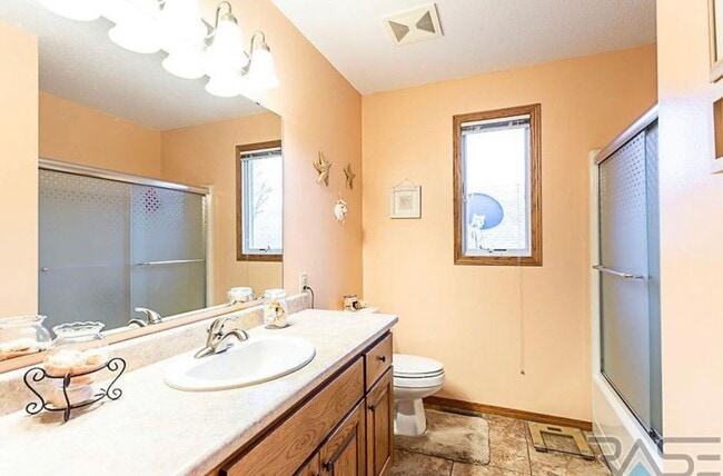 Building Photo - 2720 S Maywood Dr