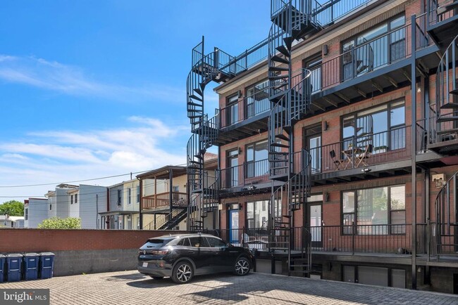 Building Photo - 1404 K St SE
