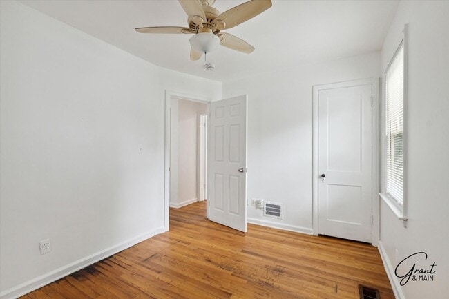 Building Photo - $1,200/month - 2 Bed 1 Bath in Harper Woods