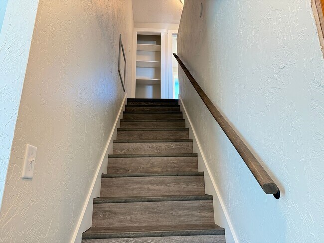 Building Photo - New 2 bed 1 1/2 bath duplex in Springfield!