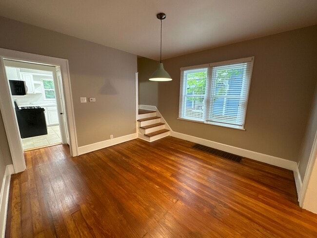 Building Photo - Redbud Alley 123-125 YBR