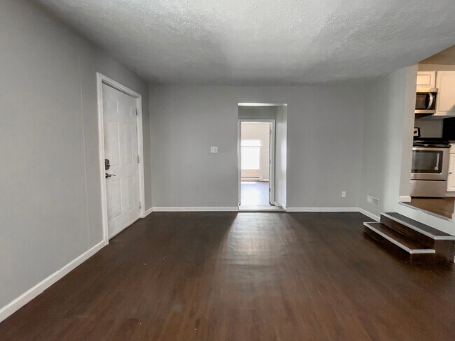 Building Photo - PRELEASING for AUGUST! 5 Bedroom, 3 Bathroom Home Close to Campus: In-Unit Washer and Dryer