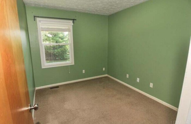 Building Photo - Beautiful 4-Bedroom Home on Spacious Corne...