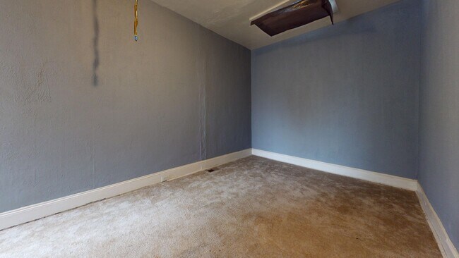 Building Photo - 3 Bedroom w/ Skylight and Stainless Steel