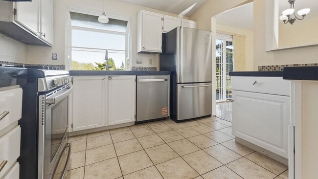 Building Photo - Cul-de-Sac Home Near Alderwood with Private Backyard