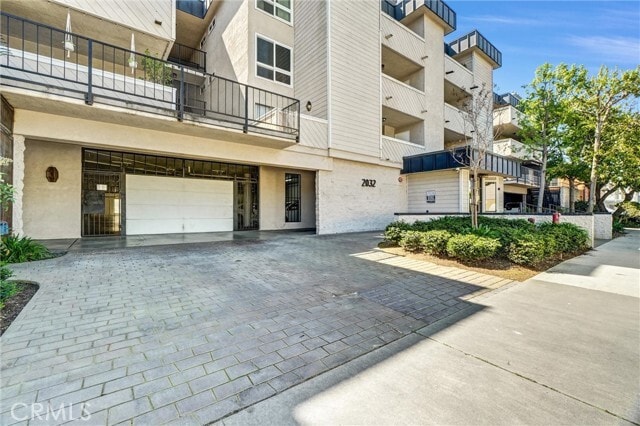 Building Photo - 2032 E Bermuda St