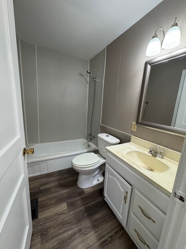 Building Photo - 1401 N Detroit Ave