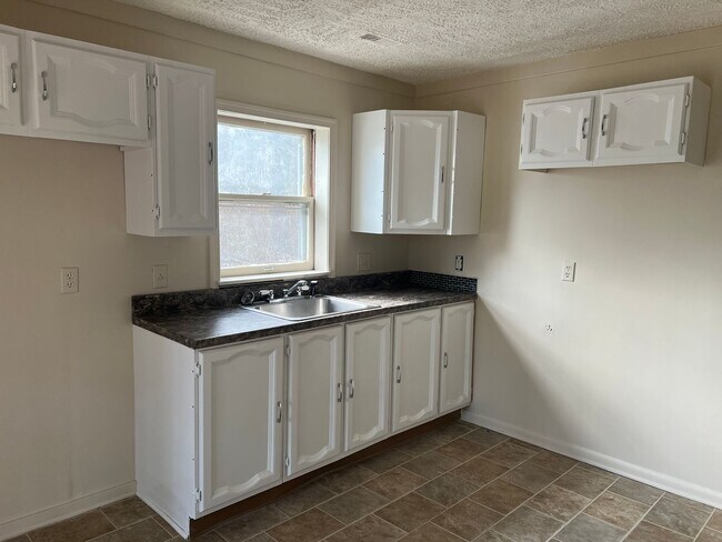 Building Photo - Welcome home!  Sought after Lake of the Woods!