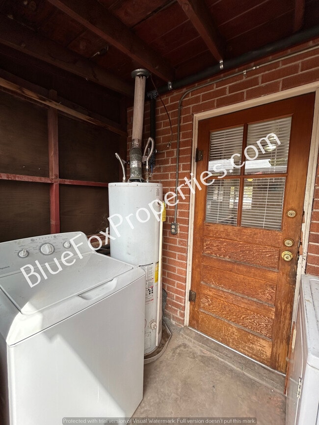 Building Photo - 2309 N Chrysler Dr