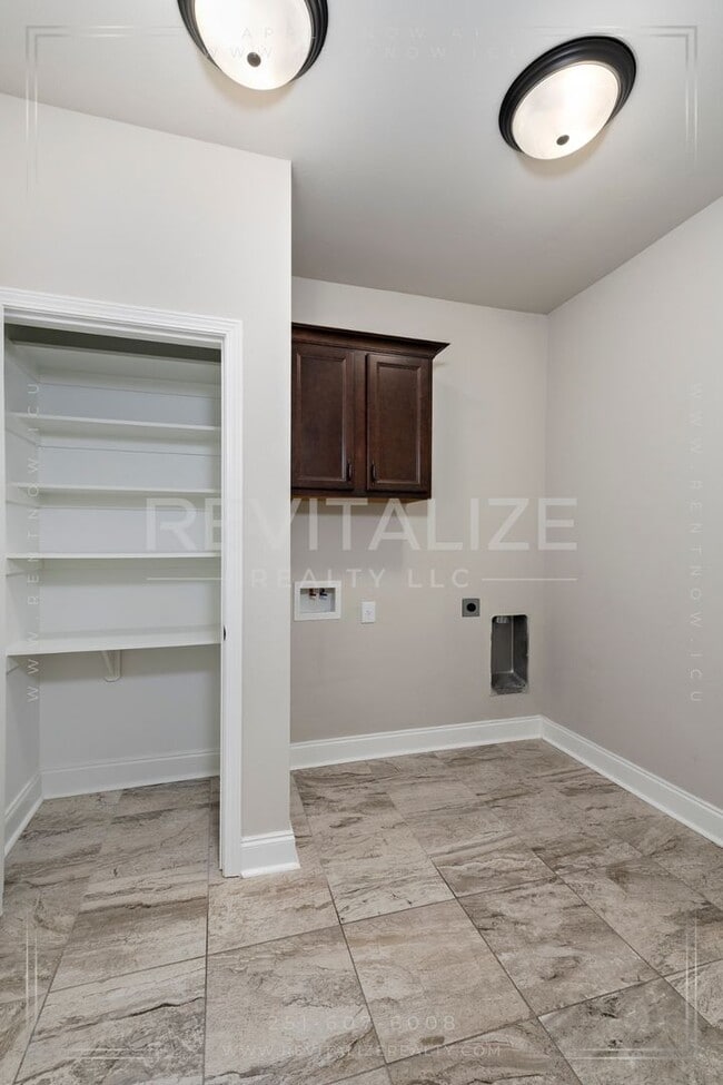 Building Photo - Stunning 3/2 in Foley Gated Community