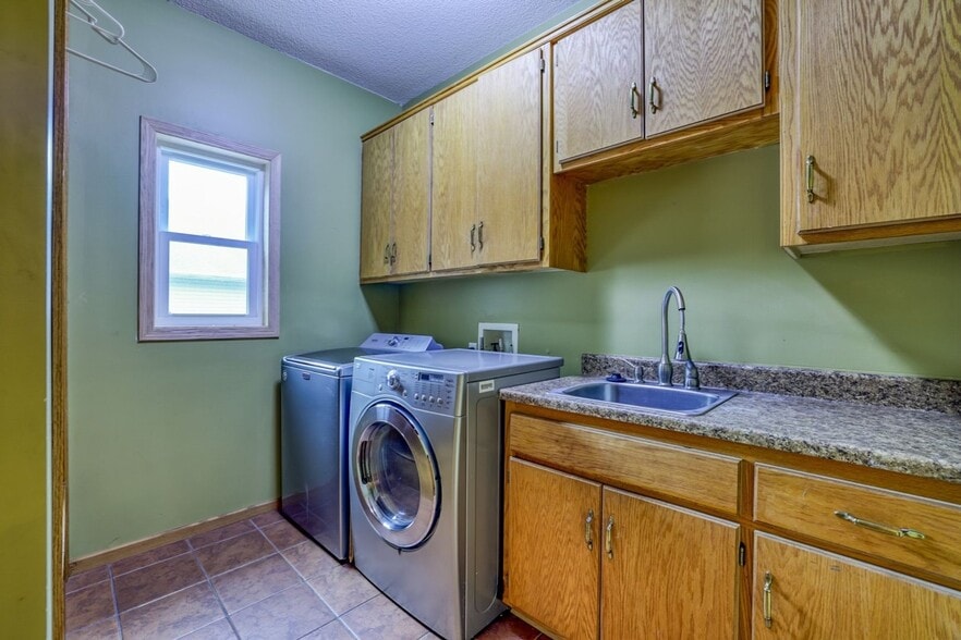 Building Photo - 7123 Yorktown Ln N