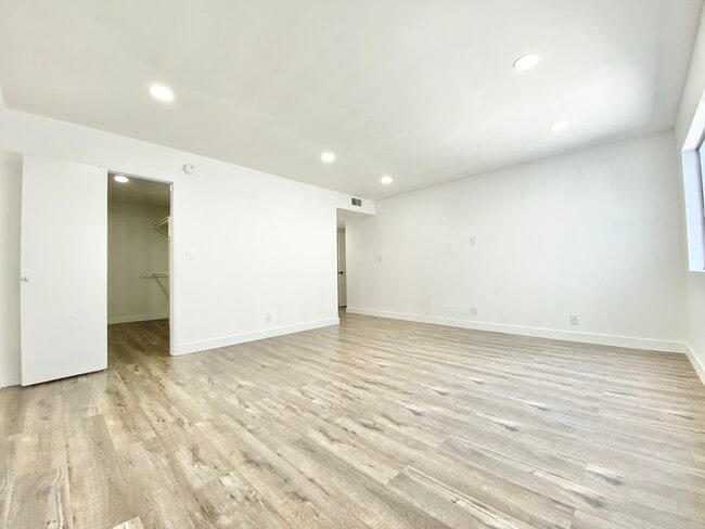 Building Photo - 121 Croft Ave