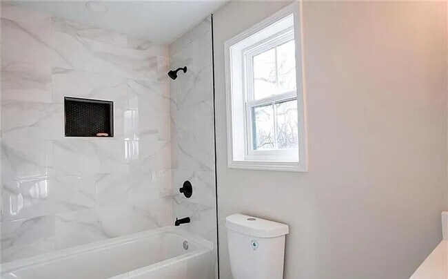 Building Photo - Elegant 3 BD 2.5 BA Home Offering Luxury Living in the Heart of Atlanta