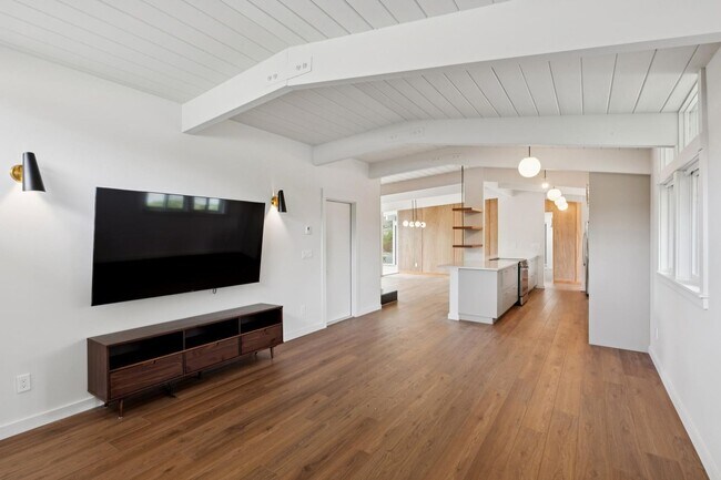 Building Photo - Eichler Mid-Century Home, Newly Renovated