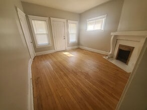 Building Photo - 2bd Unit in 4-plex near Case Western Cash Pay *STREET PARKING*