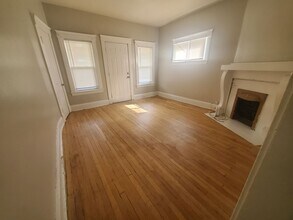 Building Photo - 2bd Unit in 4-plex near Case Western!