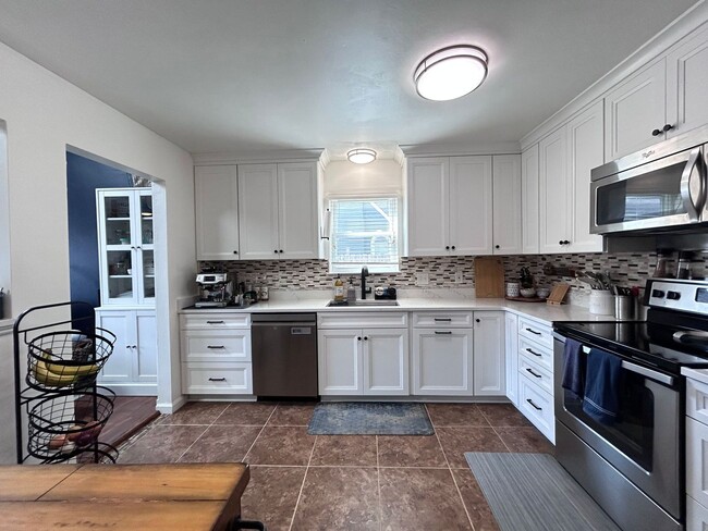 Building Photo - 3-bedroom Gem in the heart of Virginia Beach! "ASK ABOUT OUR ZERO DEPOSIT"