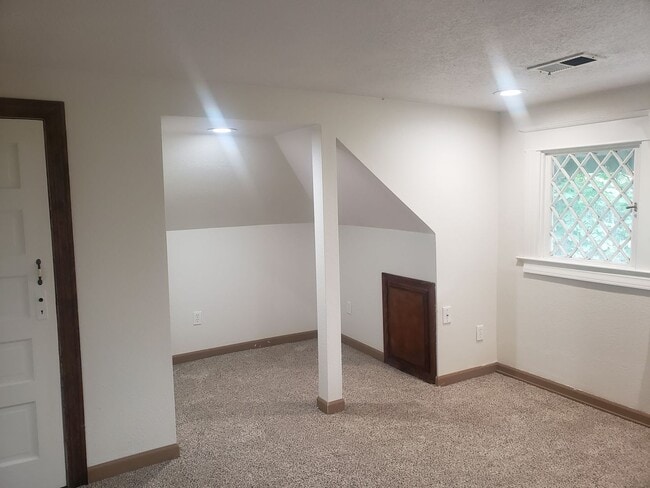 Building Photo - Large Unique House in Milwaukie with Big F...