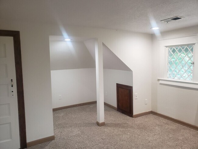 Building Photo - Large Unique House in Milwaukie with Big Fenced Yard