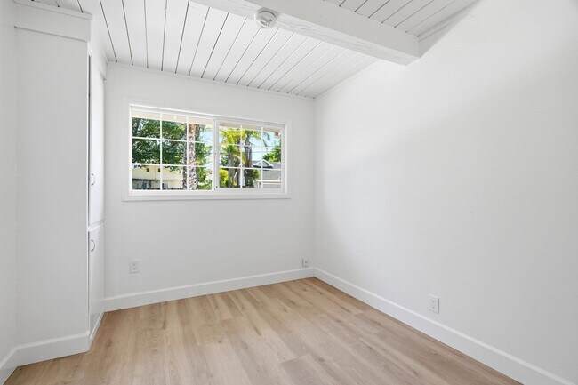 Building Photo - Light-Filled Home on Expansive Lot in Top-Rated School District with Vaulted Ceilings & Entertain...