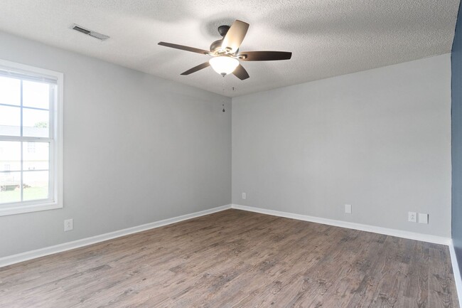 Building Photo - Renovated Two Bedroom Outside Gate 1!