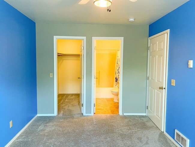 Building Photo - 3bed/2bath ground floor condo close to U of I, Shopping, Public Transportation