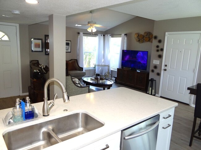 Building Photo - 3 bed 2.5 bath home only 1.5 miles to the ...