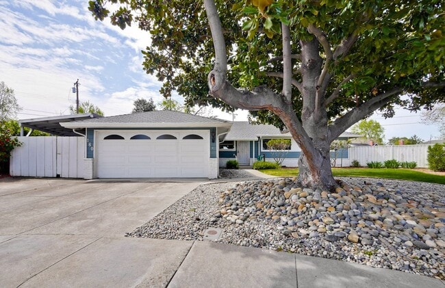 Building Photo - 160 Kit Carson Ct