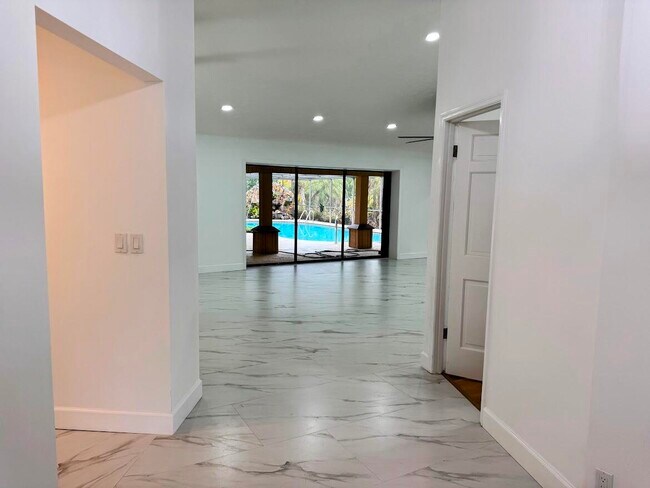 Building Photo - 465 SE Naranja Ave